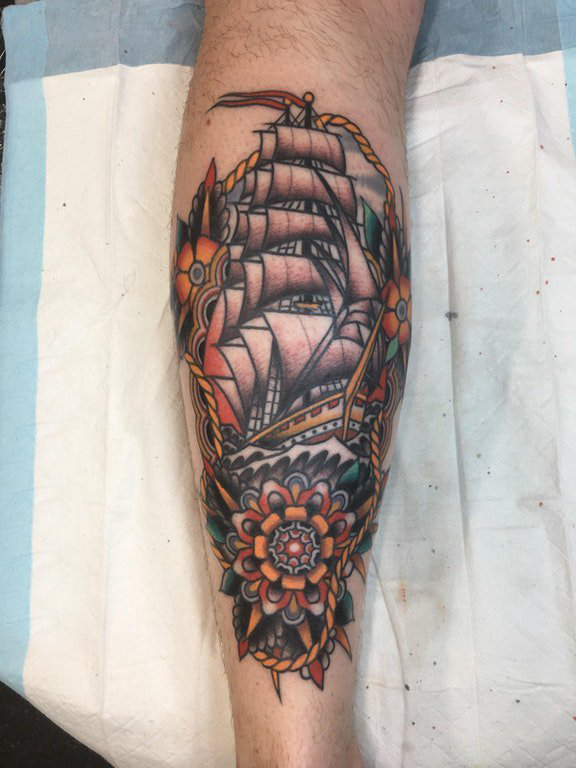 欧美小腿纹身 男生小腿上花朵和帆船纹身图片