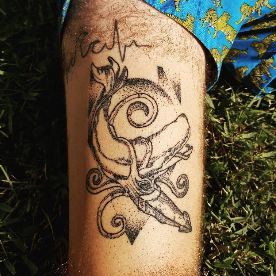 欧美小腿纹身 男生小腿上鱿鱼和鲸鱼纹身图片