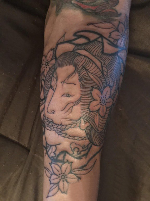 人物肖像纹身 男生手臂上花朵和艺妓纹身图片
