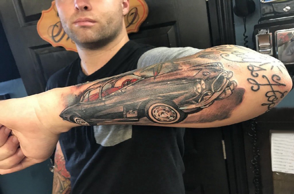 手臂纹身素材 男生手臂上彩色的汽车纹身图片