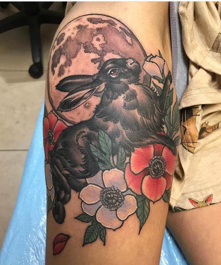 手臂纹身素材 男生手臂上花朵和兔子纹身图片