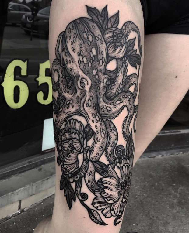 黑色章鱼纹身 女生大腿上黑色章鱼纹身图片
