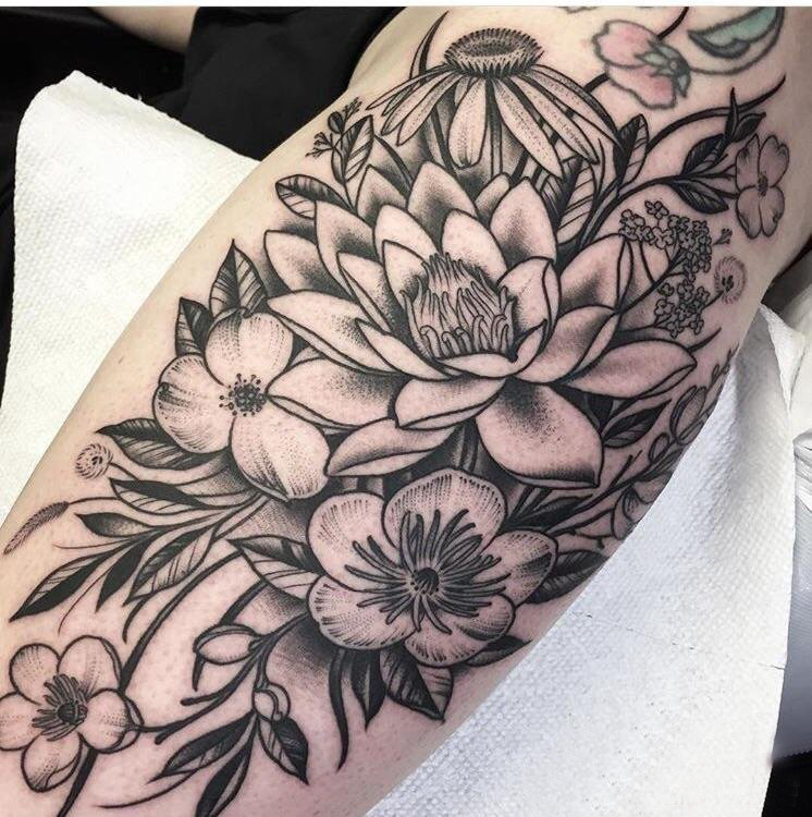 花朵纹身 女生手臂上文艺花朵纹身图片