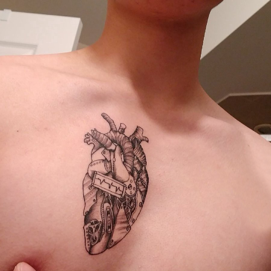 机械心脏纹身 男生胸部黑色的机械心脏纹身图片