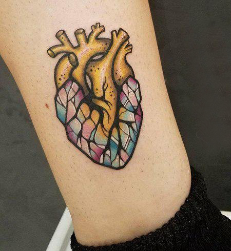 欧美小腿纹身 女生小腿上彩绘的心脏纹身图片