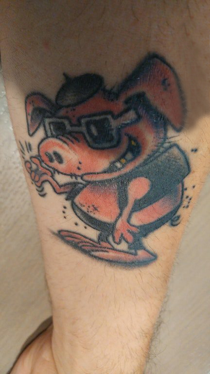 手臂纹身素材 男生手臂上彩色的猪纹身图片