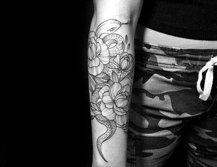 手臂纹身素材 男生手臂上花朵和蛇纹身图片