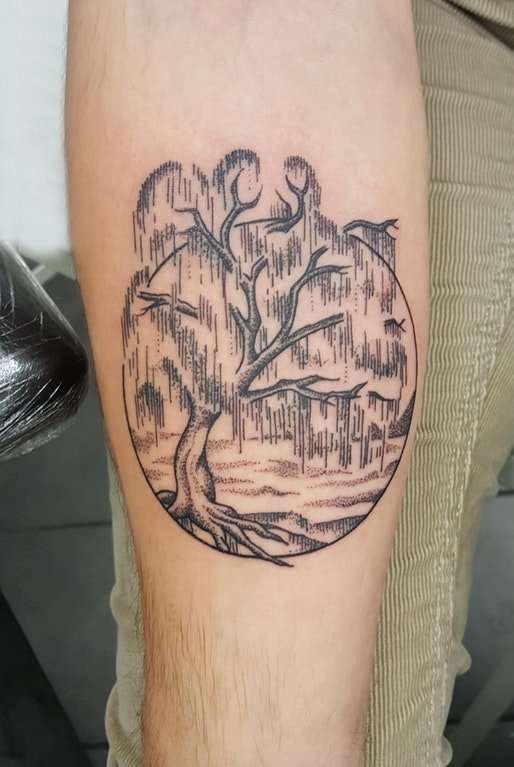 手臂纹身素材 男生手臂上圆形和树纹身图片