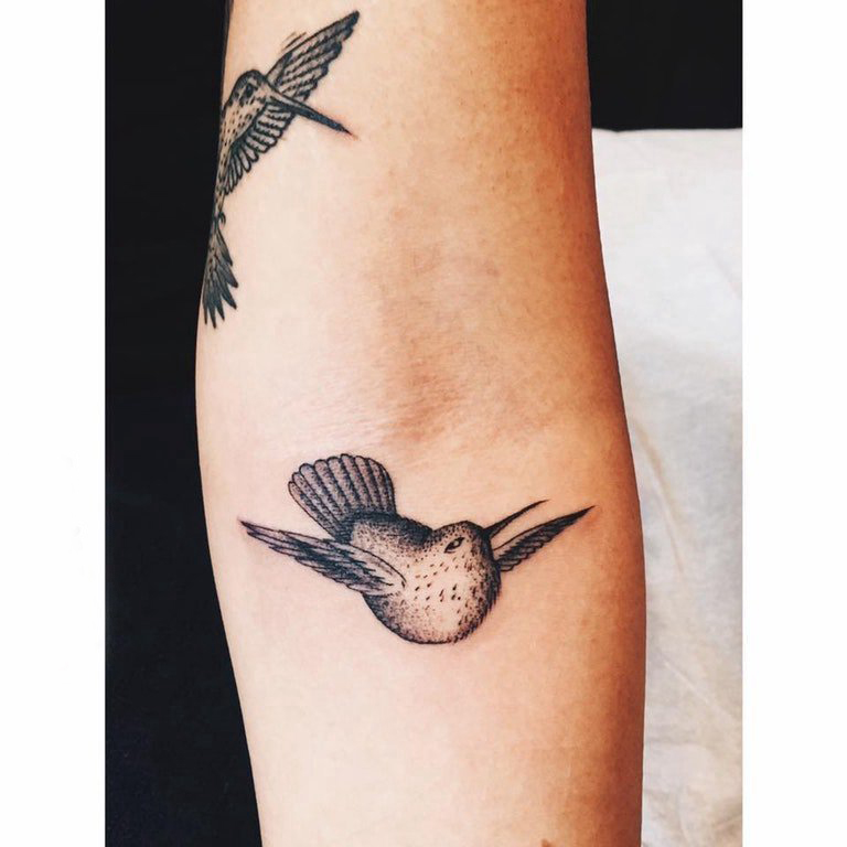 手臂纹身素材 女生手臂上黑色的小鸟纹身图片