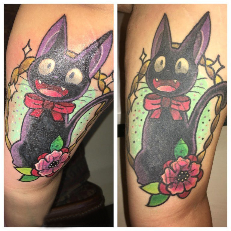 双大臂纹身 女生大臂上花朵和猫咪纹身图片