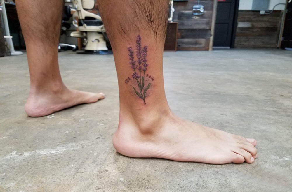 文艺花朵纹身 男生小腿上花朵纹身图片