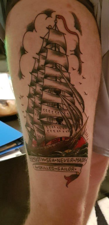 纹身大腿男 男生大腿上彩绘的帆船纹身图片