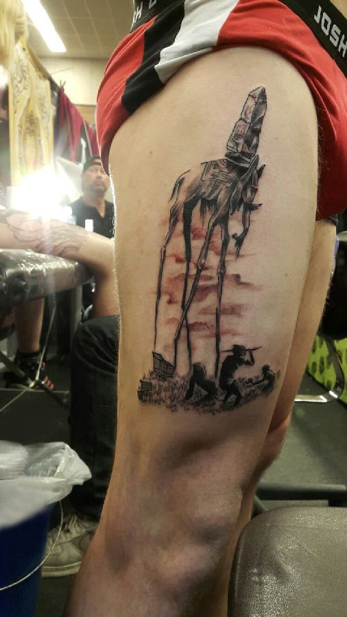 纹身大腿男 男生大腿上黑色的人物和大象纹身图片
