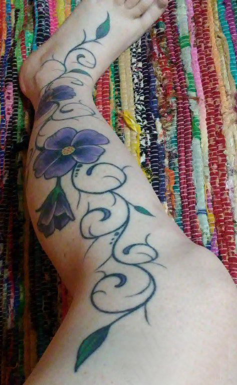 植物藤 纹身 女生小腿上彩色的花朵纹身图片