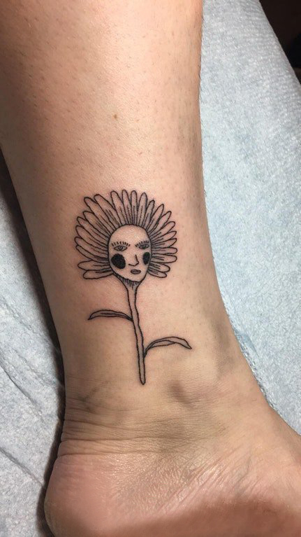 植物纹身 男生脚踝上另类的花朵纹身图片