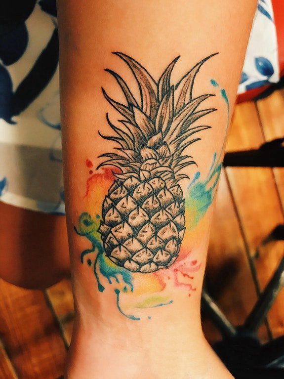 植物纹身 男生手臂上彩色的菠萝纹身图片