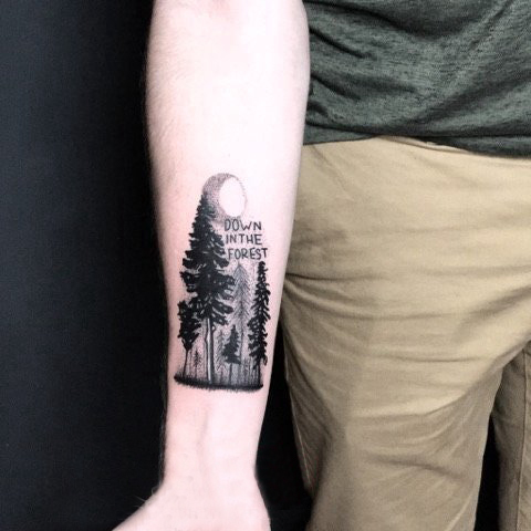 植物纹身 男生手臂上黑色的大树纹身图片