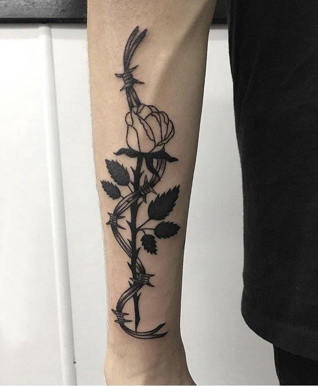 植物纹身 男生手臂上黑色的花朵纹身图片