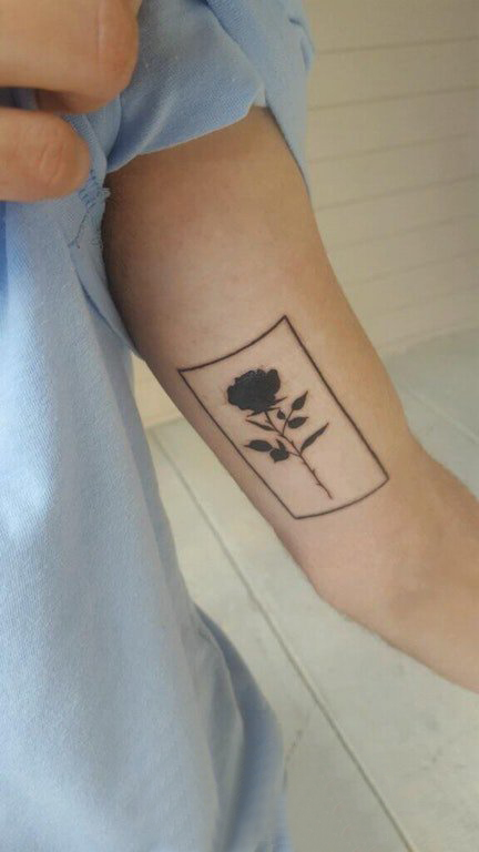 植物纹身 男生手臂上黑色的玫瑰和几何纹身图片