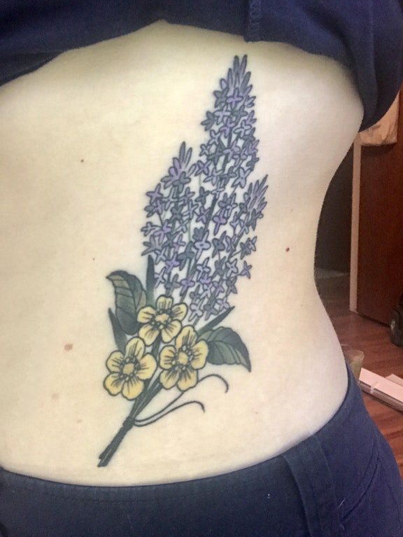 植物纹身 女生侧腰上彩色的植物纹身图片