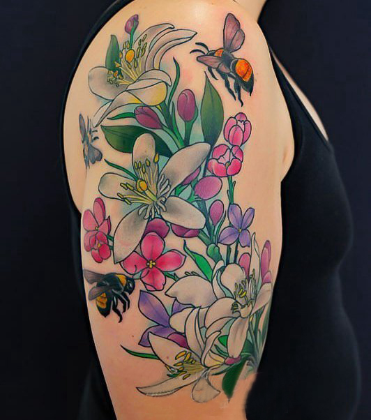 植物纹身 女生大臂上彩绘的花朵纹身图片