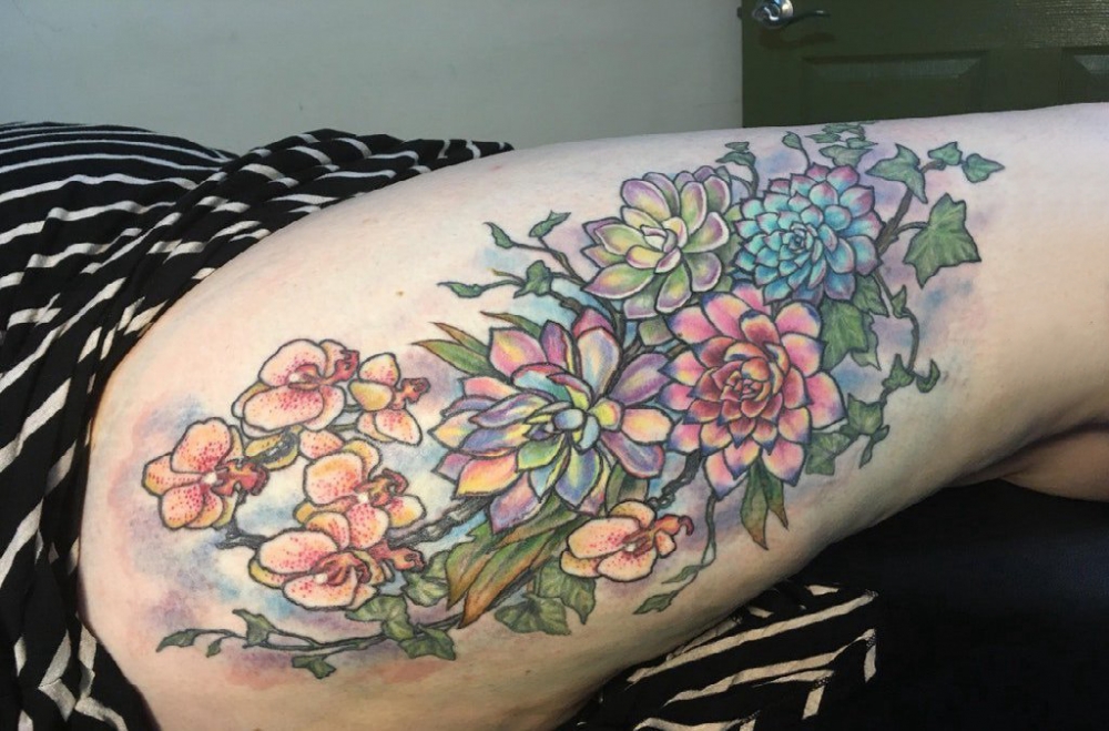植物纹身 女生大腿上彩色的小清新植物纹身图片