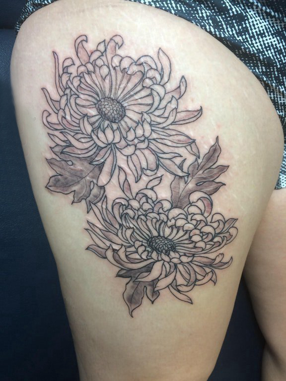 植物纹身 女生大腿上黑色的菊花纹身图片
