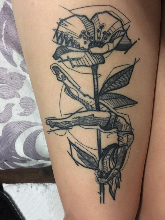 植物纹身 女生大腿上花朵和人物纹身图片