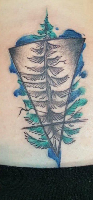 植物纹身 女生后背上彩色的大树纹身图片