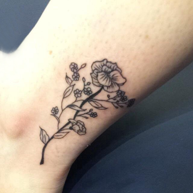 植物纹身 女生小腿上黑色的花朵纹身图片