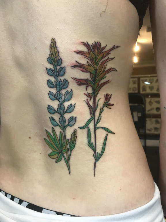 植物纹身素材 女生后腰上彩色的植物纹身图片