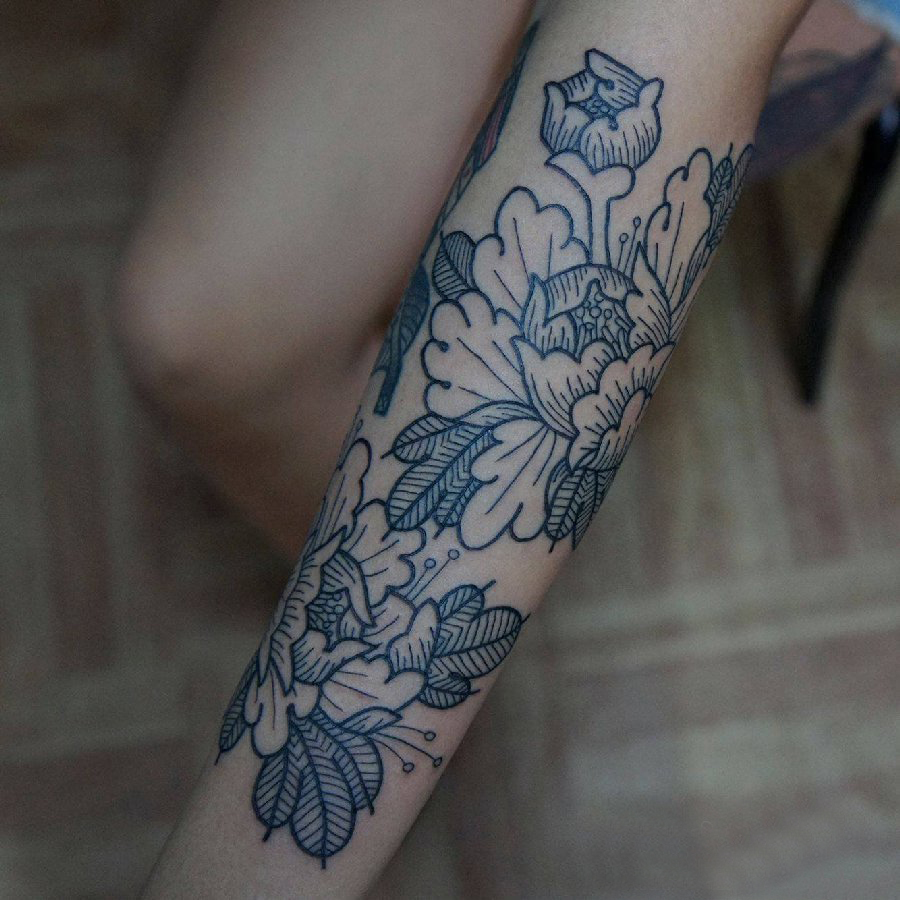 植物纹身素材 女生手臂上黑色的花朵纹身图片