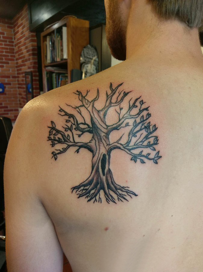 后背纹身男 男生后背上黑色的树纹身图片
