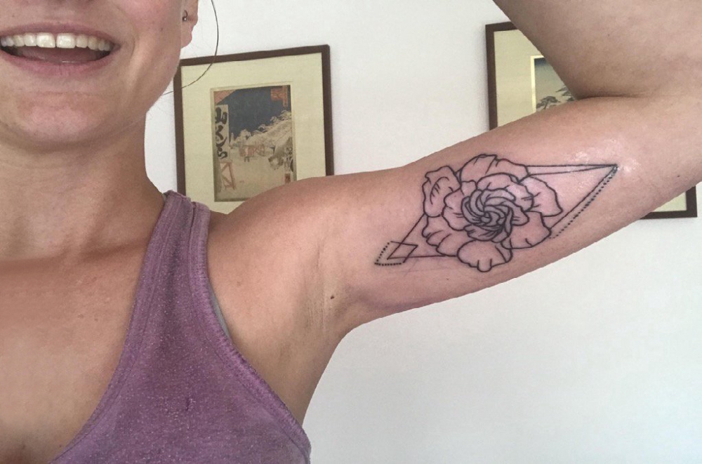 花朵纹身 女生手臂上花朵纹身图片
