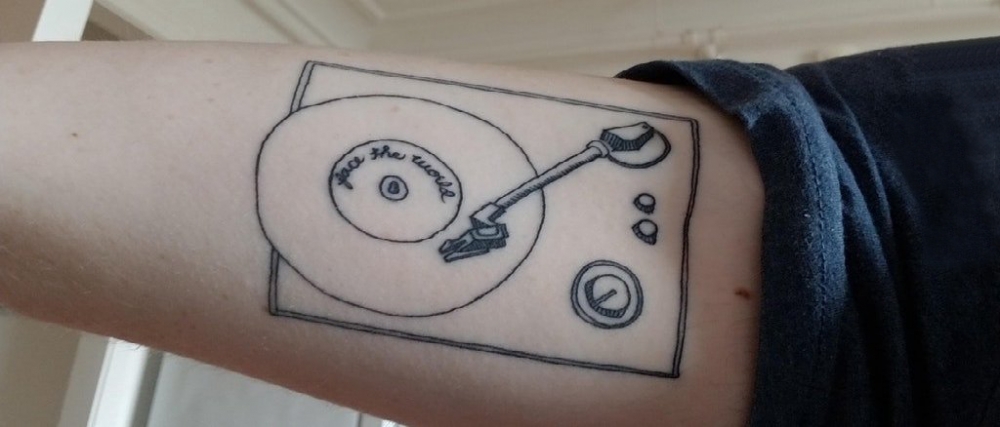 几何元素纹身 男生手臂上黑色的唱片机纹身图片