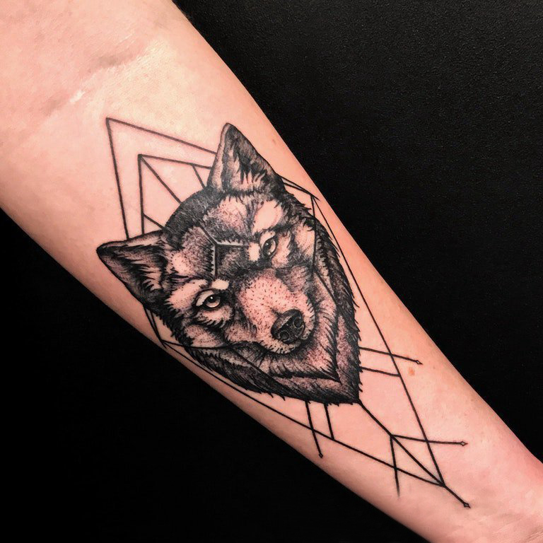 几何元素纹身 男生手臂上几何和狼头纹身图片
