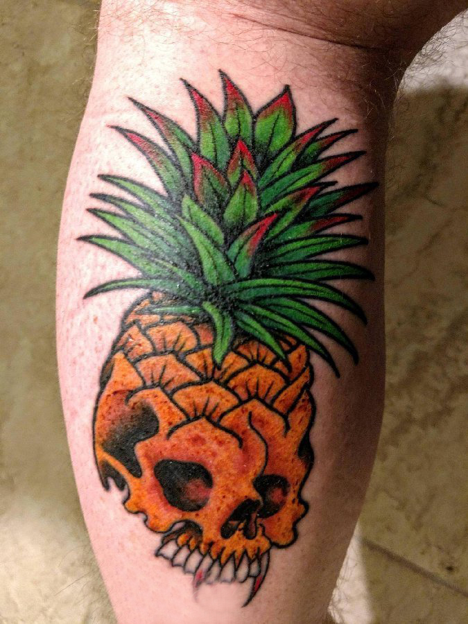 骷髅纹身 男生小腿上菠萝和骷髅纹身图片