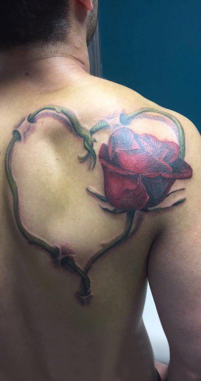 欧美玫瑰纹身 男生背部欧美玫瑰纹身图片