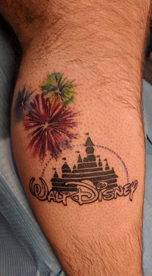 欧美小腿纹身 男生小腿上烟火和迪士尼城堡纹身图片