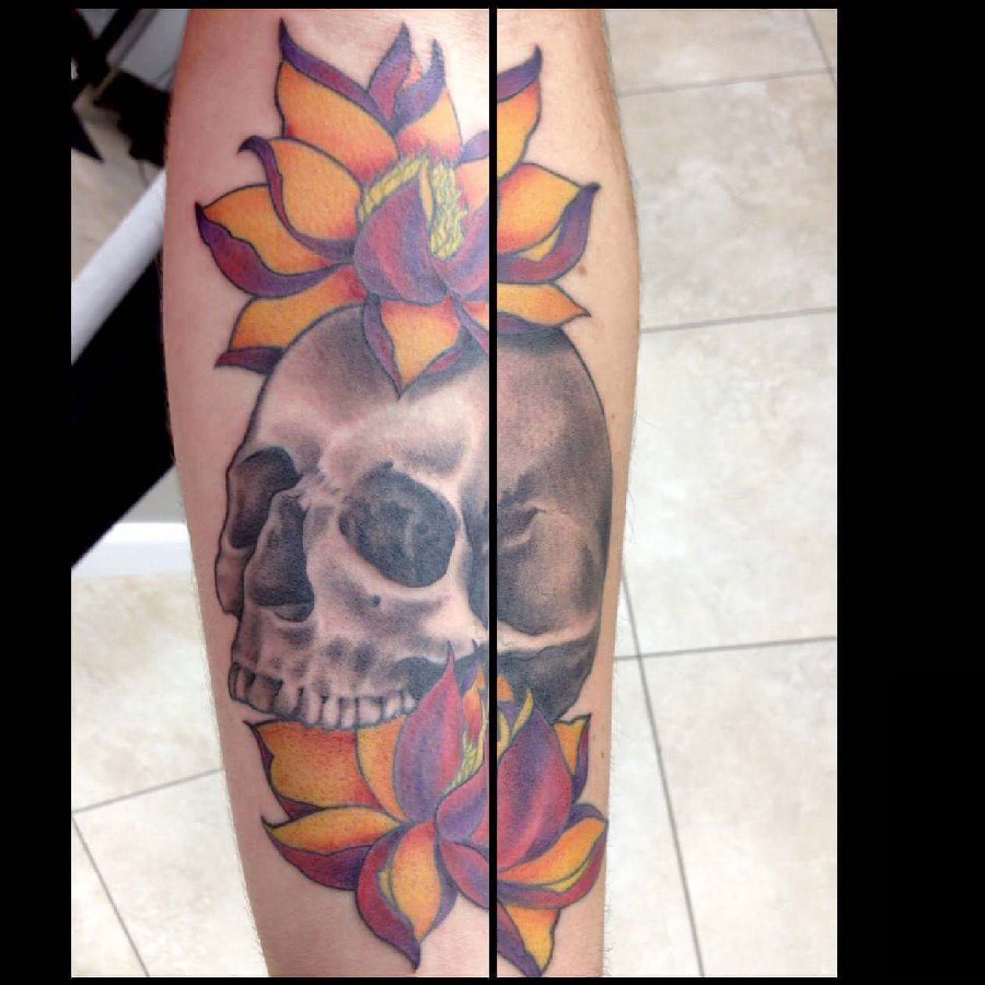 手臂纹身素材 男生手臂上莲花和骷髅纹身图片
