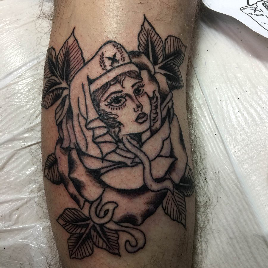 欧美小腿纹身 男生小腿上花朵和女生人物纹身图片