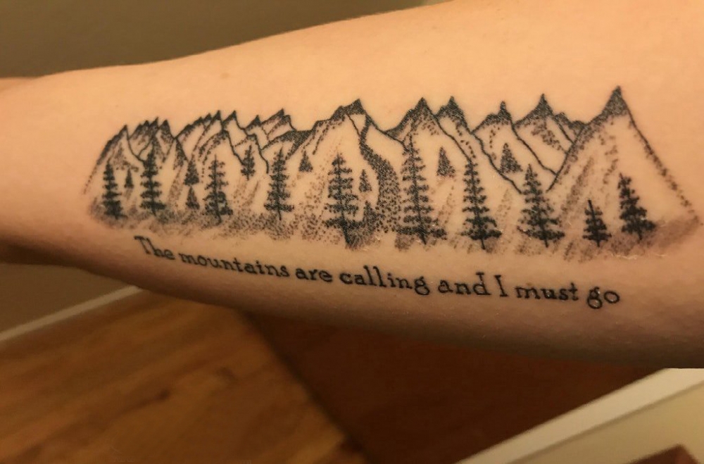 手臂纹身素材 男生手臂上大树和山脉纹身图片