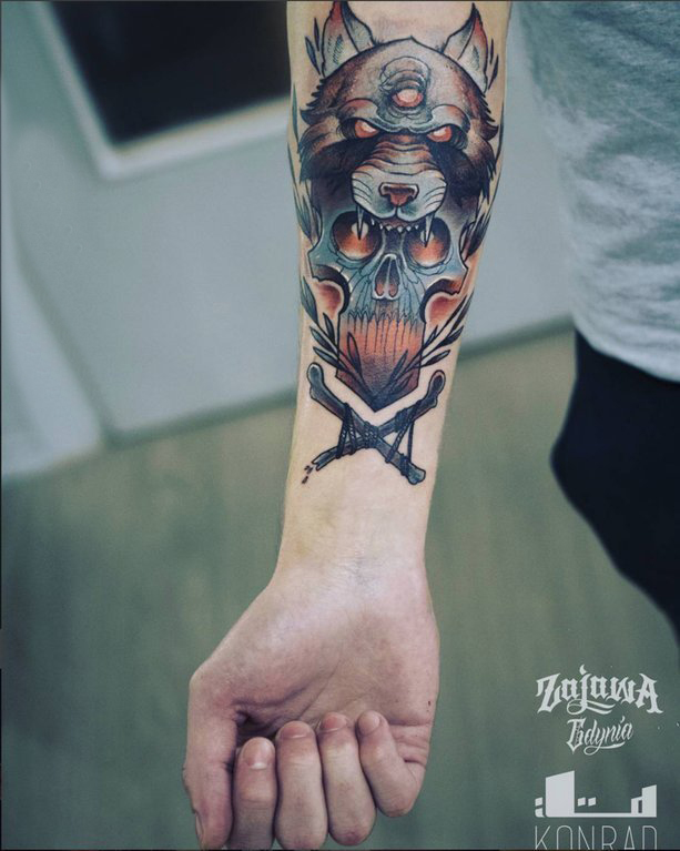 手臂纹身素材 男生手臂上狼头和骷髅纹身图片