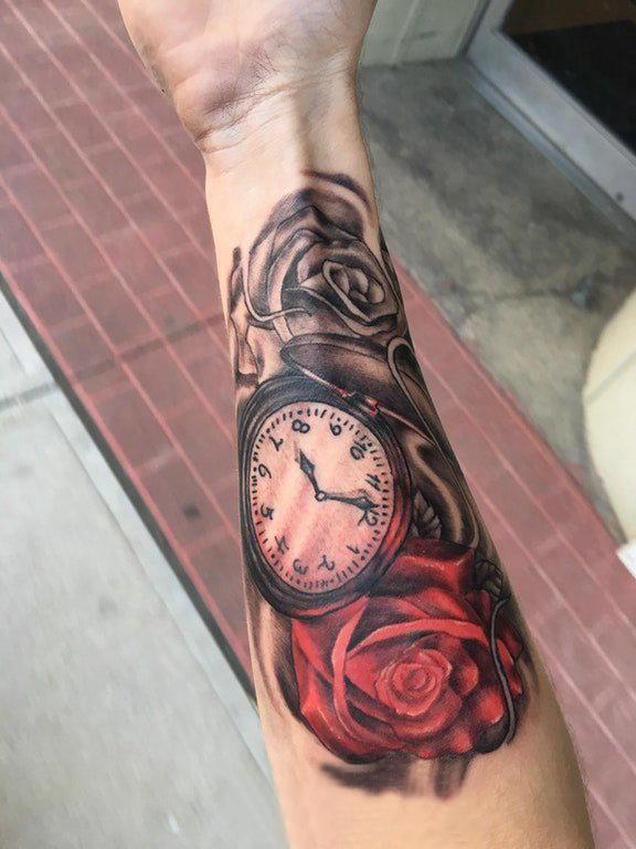 手臂纹身素材 男生手臂上玫瑰和时钟纹身图片