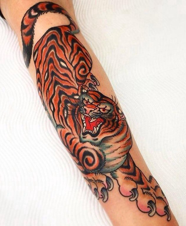 手臂纹身素材 女生手臂上彩色的老虎纹身图片