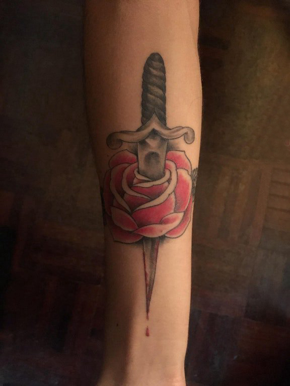 手臂纹身图案女生 女生手臂上玫瑰和匕首纹身图片