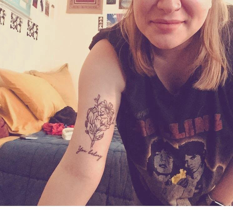 手臂纹身图片 女生手臂上英文和花朵纹身图片