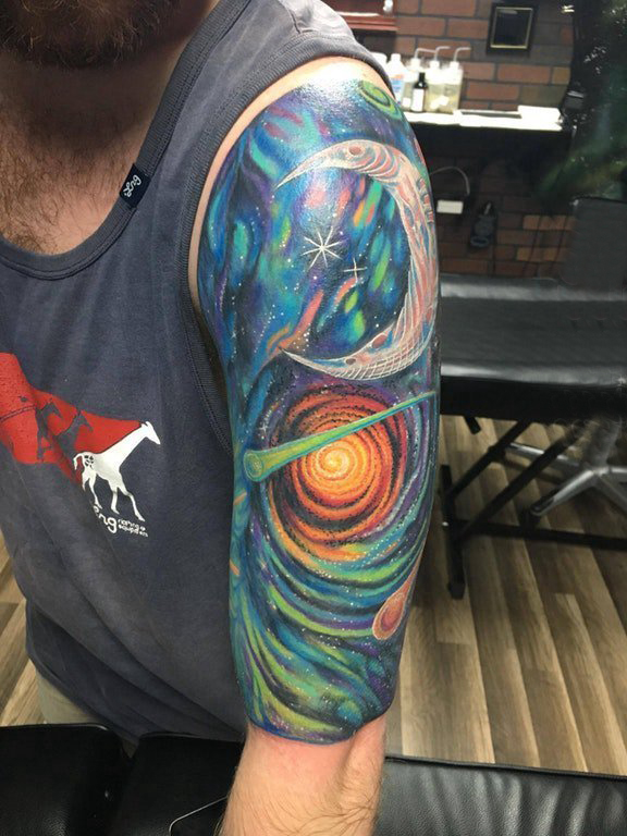 双大臂纹身 男生大臂上彩色的宇宙纹身图片