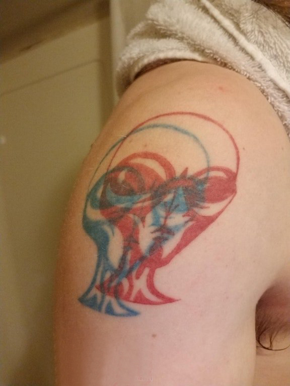外星人纹身 男生大臂上彩色的外星人纹身图片
