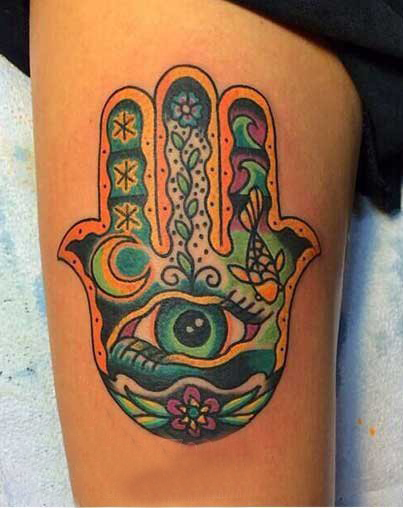 彩绘纹身 女生大腿上彩色的法蒂玛之手纹身图片